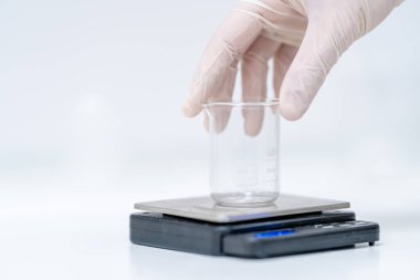 Malzemeler için tartılan konteynırlar. Doğal kozmetik üretimi