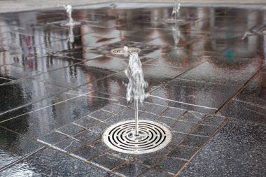 Şehrin kaldırımındaki çeşme.