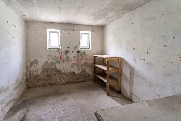 Antigua bodega con molde y estantes en la casa — Foto de Stock