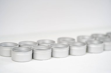 Fabrikadaki doğal organik kozmetikler için ölçü bardakları