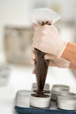 Fabrikadaki doğal organik kozmetikler için ölçü bardakları