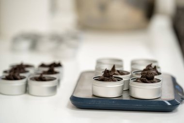 El yapımı doğal kahve tabağıyla doldur. Vücut ve deri fırınları