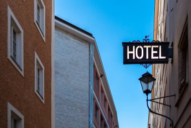 Şehirdeki binada otel tabelası olan ilan panosu.