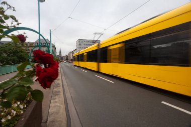 Tramvay şehir sokaklarında hareket halinde, bulanık