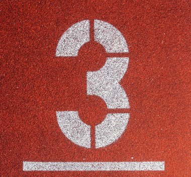 Bir stadyumda kırmızı çizgiler beyaz sayılar