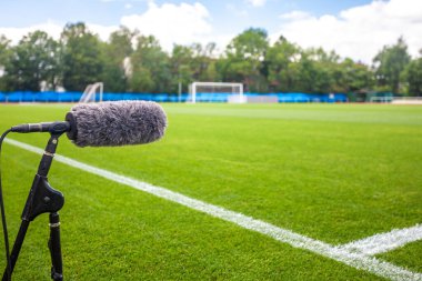 TV için yayın yaparken ses kaydetmek için futbol sahasında yönelimli mikrofon