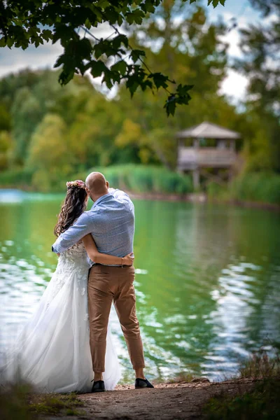 Amorous couple on the lake shore — Stock Photo, Image