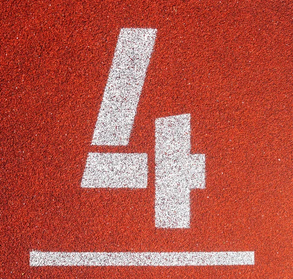 Linhas vermelhas com números em um estádio de cross-country — Fotografia de Stock