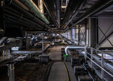 Büyük bir sanayi salonunun metal inşaatı