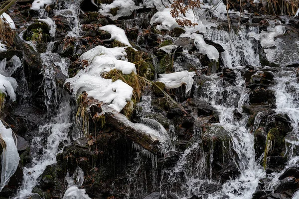Doğadaki kış şelalesinin ayrıntıları — Stok fotoğraf