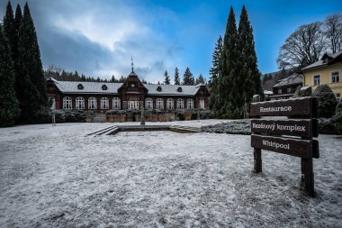Karlova Studanka, Çek Cumhuriyeti - 13.01.2022: Güzel doğada rahatlama ve iyileşme için dağ kaplıcası