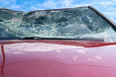 Hurdalıkta araba kazası geçirdikten sonra.