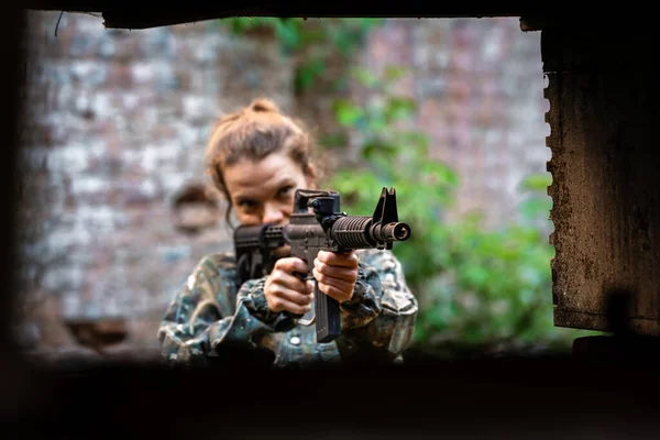 Entrenamiento de soldado mientras juega paintball en la fortaleza —  Fotos de Stock