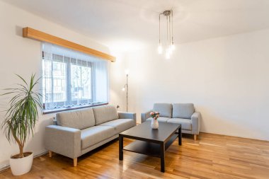 Bir aile evinde bir odanın içinde.