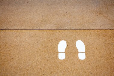 Geçmeden önce beton kaldırımda ayak izleri var.