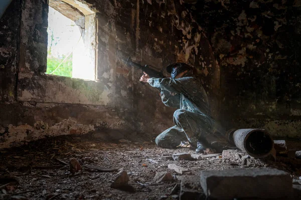 Εκπαίδευση στρατιώτη παίζοντας paintball στο φρούριο — Φωτογραφία Αρχείου