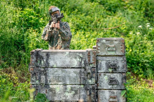 Γυναίκα με στολή με όπλο σε στρατιωτική εκπαίδευση paintball — Φωτογραφία Αρχείου