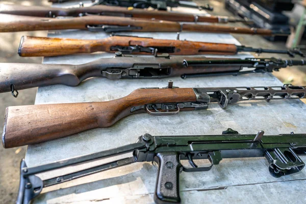 Colección de armas históricas y modernas en el campo de tiro —  Fotos de Stock