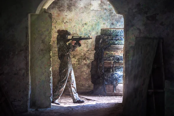 Voják trénink při hraní paintball v pevnosti — Stock fotografie