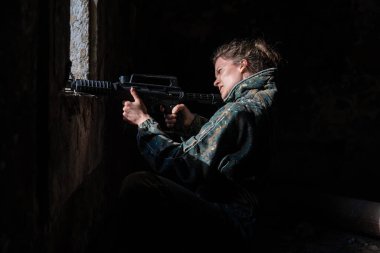 Paintball oynarken genç bir kadın iş başında