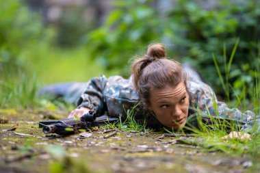 Kalede paintball oynarken asker eğitimi