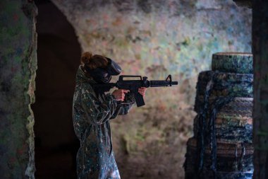 Paintball oynarken genç bir kadın iş başında