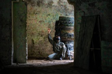 Kalede paintball oynarken asker eğitimi