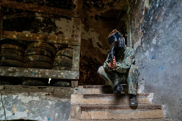 Entrenamiento de soldado mientras juega paintball en la fortaleza —  Fotos de Stock