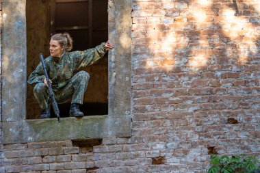 Paintball oynarken genç bir kadın iş başında