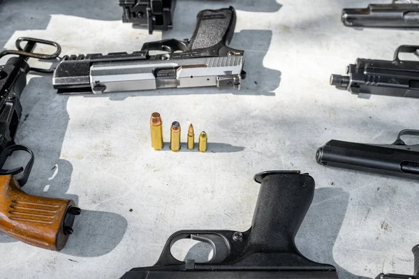 Pistolas de fabricantes de todo el mundo sobre la mesa, armas históricas — Foto de Stock