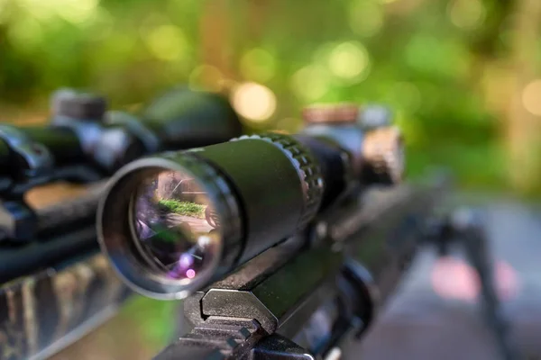 Fijación óptica en el rifle de francotirador — Foto de Stock