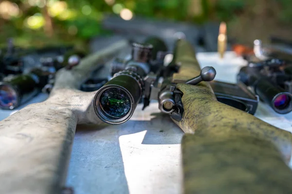 Rifle de francotirador con óptica listo para luchar en el bosque —  Fotos de Stock
