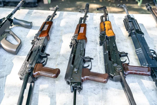 Armas automáticas de varios tipos sobre la mesa — Foto de Stock