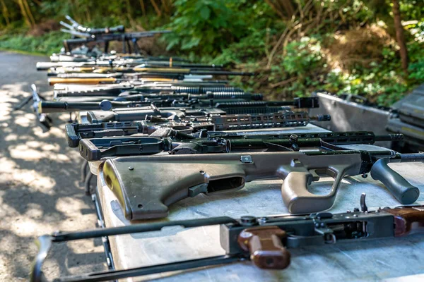 Armas automáticas de varios tipos sobre la mesa —  Fotos de Stock