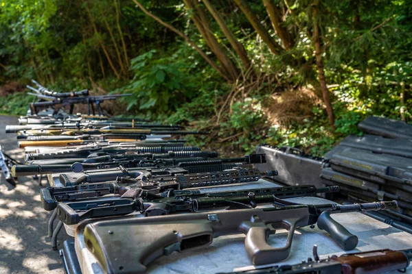 Automatische Waffen verschiedener Art auf dem Tisch — Stockfoto