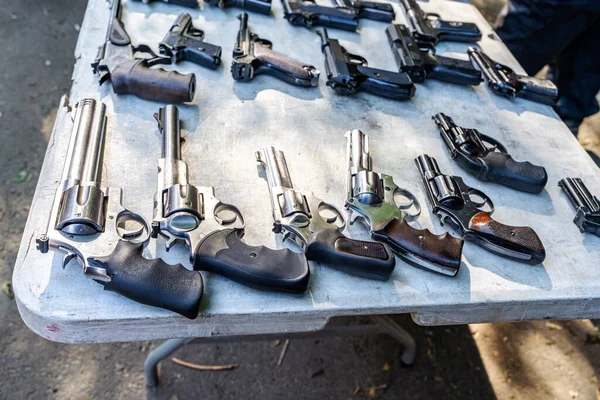 Pistole di produttori di tutto il mondo sul tavolo, armi storiche — Foto Stock