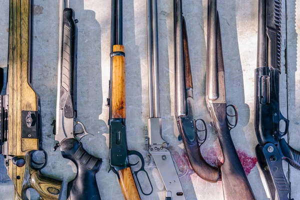 Αυτόματα όπλα διαφόρων ειδών στο τραπέζι — Φωτογραφία Αρχείου