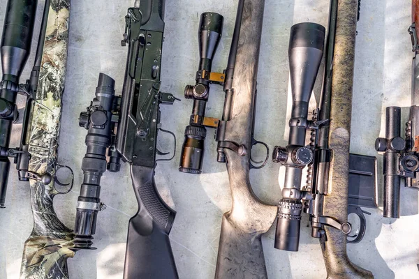 Rifles de francotirador de diferentes fabricantes en la mesa —  Fotos de Stock