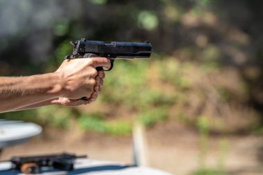 Atış poligonundaki bir hedefe ateş etmek.