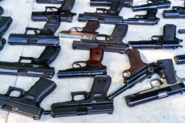Πιστόλια από κατασκευαστές σε όλο τον κόσμο στο τραπέζι, ιστορικά όπλα — Φωτογραφία Αρχείου