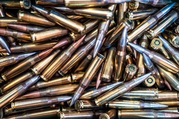 Balas en armas de fuego en una pila. antecedentes — Foto de Stock