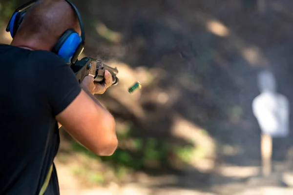 Céllövölde egy lőtéren automata fegyverrel — Stock Fotó