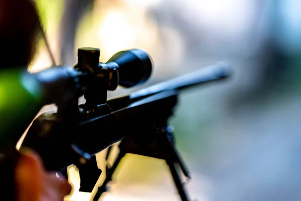 Francotirador con armas listo para luchar — Foto de Stock