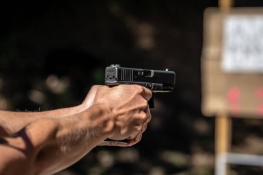 Atış poligonundaki bir hedefe ateş etmek.
