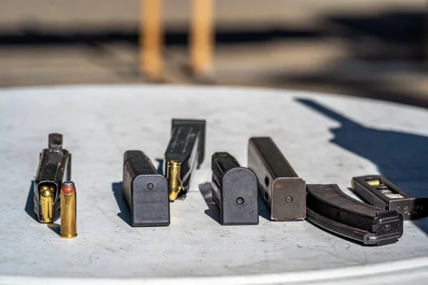 Cargadores y municiones para armas de fuego sobre la mesa en el campo de tiro — Foto de Stock