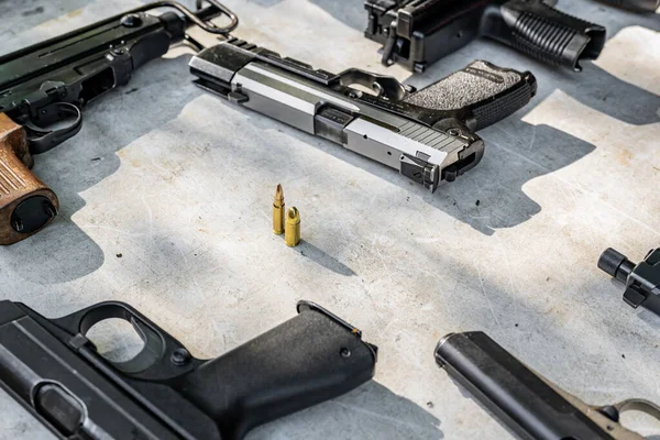 Πιστόλια και σφαίρες στο τραπέζι — Φωτογραφία Αρχείου