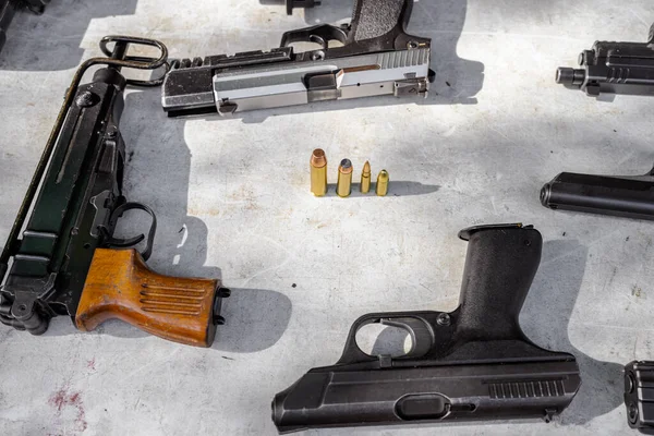 Pistole e proiettili sul tavolo — Foto Stock