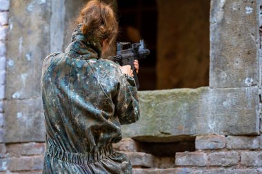 Kalede paintball oynarken asker eğitimi