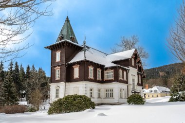 Karlova Studanka, Çek Cumhuriyeti - 02.02.2022: Kışın güzel doğada rahatlama ve iyileşme için dağ kaplıcası