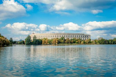 Nuremberg 'deki Kongre Salonu, gölün manzarası. Su yüzeyi ve mavi gökyüzü